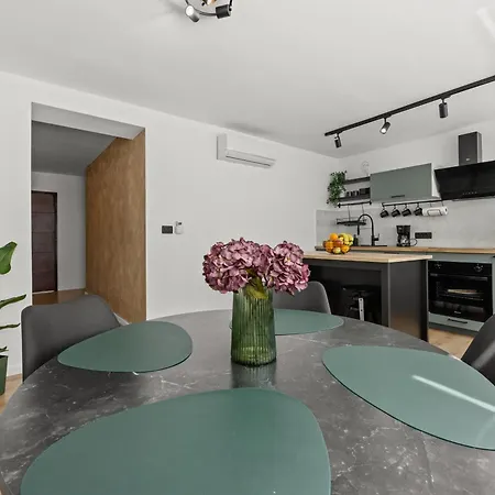 New Simba, Apartament